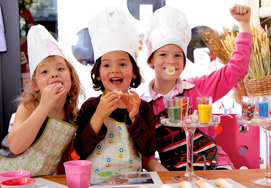 enfants costumés en pâtissier