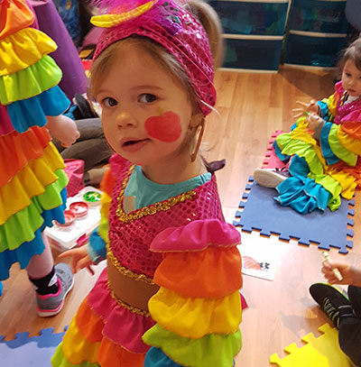 petite fille costumé avec une robe brésilienne
