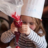 Fillette avec chapeau de pâtissier
