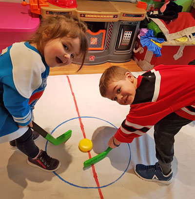 enfants qui jouent aux hockey intérieur